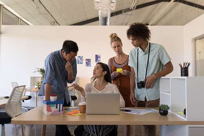 Beyin fırtınası yapan bir ekip, fikir üretimi sürecinde iş birliği içinde çalışıyor