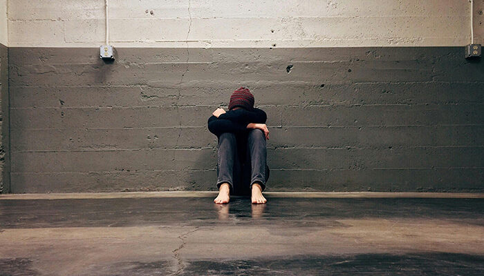 Kalabalık içinde yalnız hisseden kişi – özgüven eksikliği