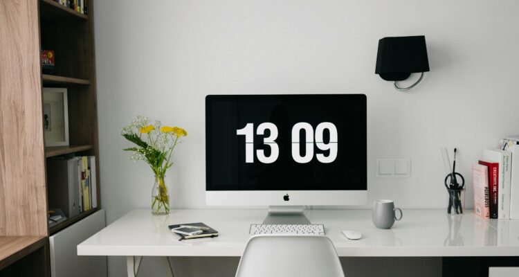 Zaman yönetimi için masa başında çalışma ve planlama görseli