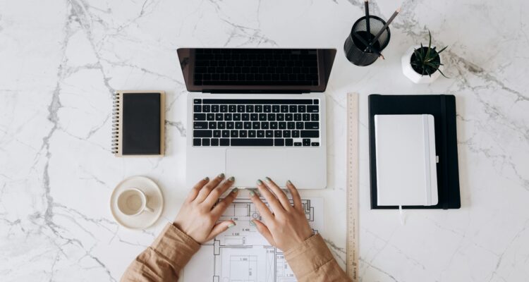 Dikkatini toparlamaya çalışan bir kişi, minimalist bir çalışma ortamında odaklanıyor.